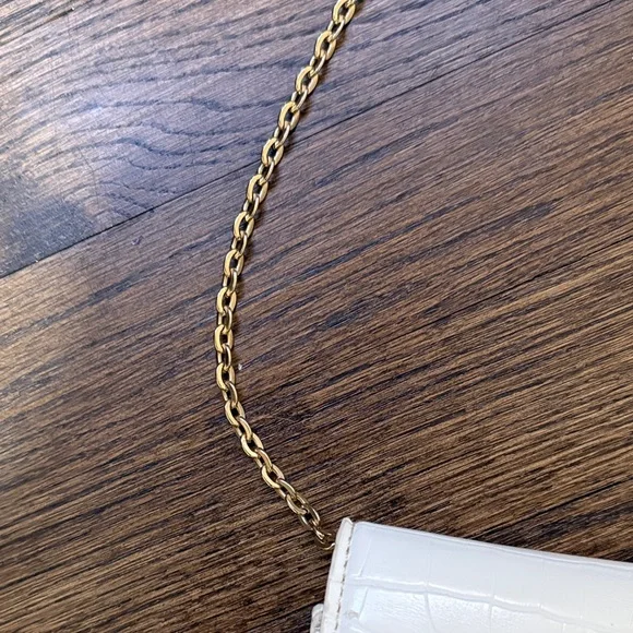 White Croc-Embossed Chain Strap Crossbody Bag - Picture 3 of 10